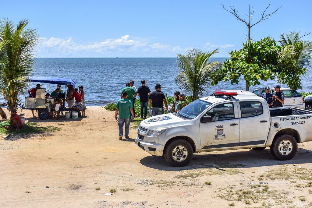 Prefeitura de Porto Segure autua veículos estacionados em área de preservação.