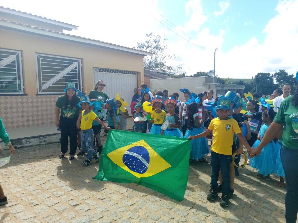 Escola Aldeni Pereira da Silva realiza desfile cívico em Mundo Novo