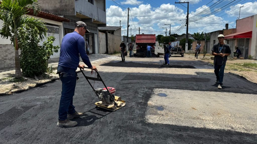 Prefeitura de Eunápolis intensifica Operação Tapa-Buracos e acelera recuperação das vias após período de chuvas