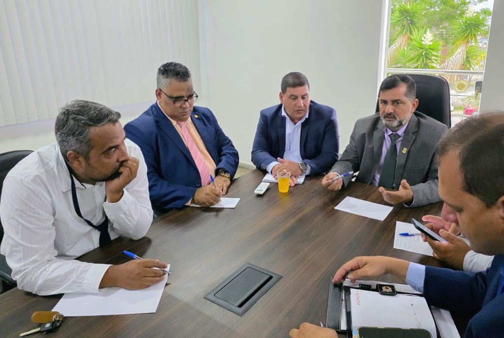 Diretor do Instituto que administra o HRE se reúne com vereadores e detalha sobre os avanços na unidade