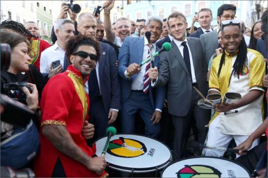 Presidente da França, Emmanuel Macron é recebido com celebração da cultura afro-baiana em Salvador