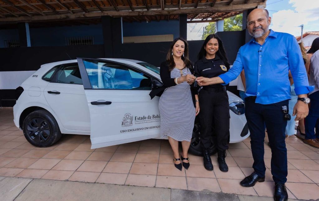 Deputada Cláudia Oliveira entrega veículo para fortalecer atendimento às mulheres em Eunápolis