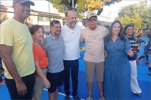 Prefeito Robério Oliveira reinaugura quadra esportiva na Praça da Liberdade ao lado da deputada Cláudia Oliveira
