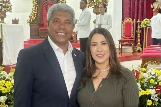 Deputada Cláudia Oliveira participa de posse de Dom Aldemiro Sena em Teixeira de Freitas ao lado do governador Jerônimo