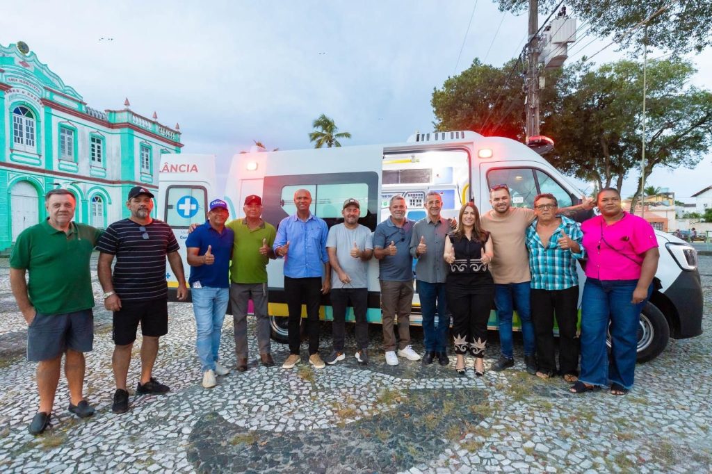 Deputada Cláudia Oliveira entrega ambulância e barracas da economia solidária em Canavieiras