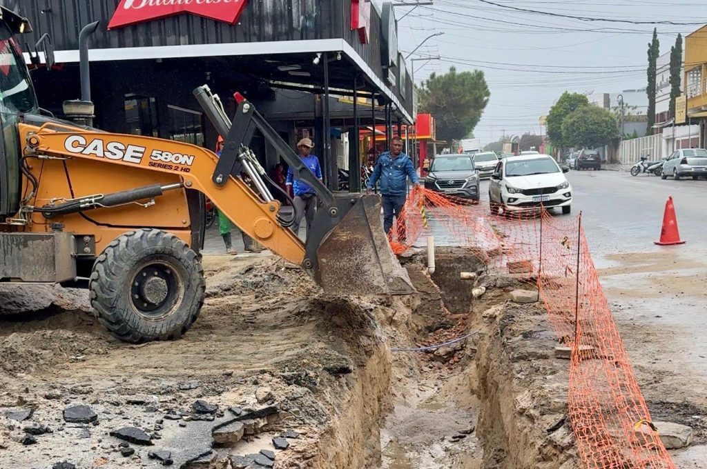 Prefeitura de Eunápolis intensifica ações de limpeza e desobstrução da rede pluvial em diversos pontos da cidade
