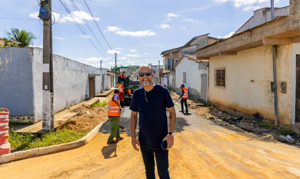 Prefeito Robério Oliveira vistoria obras de pavimentação no Bairro Nova Esperança