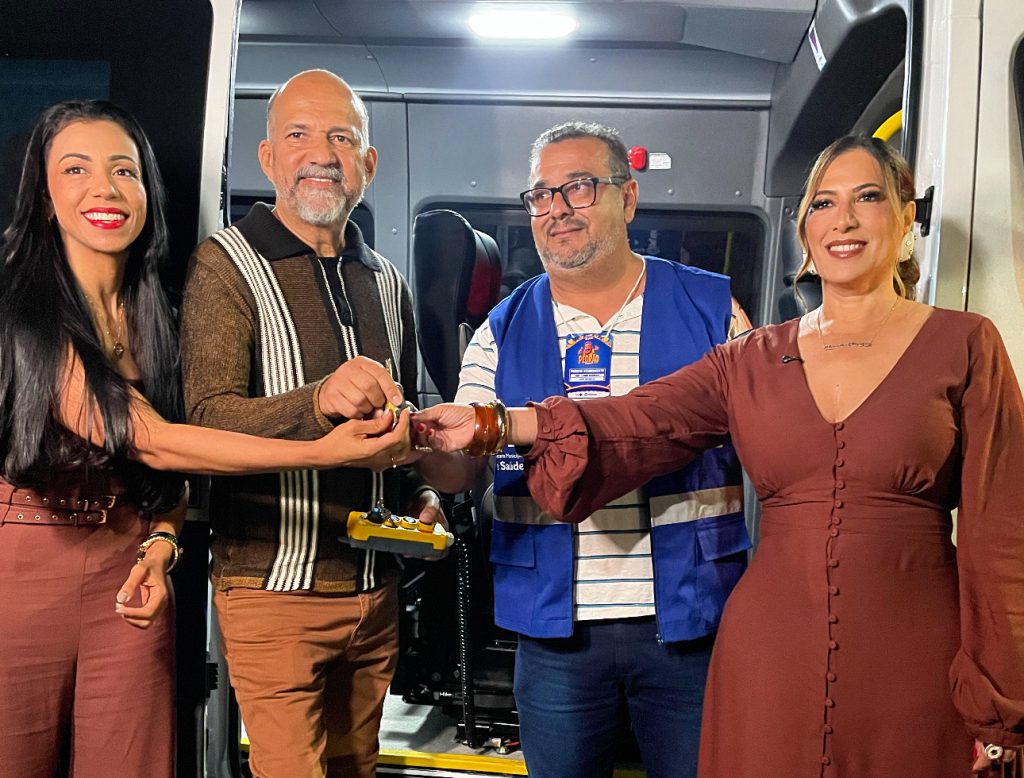 Deputada Cláudia Oliveira entrega veículos para reforçar a saúde no extremo sul da Bahia