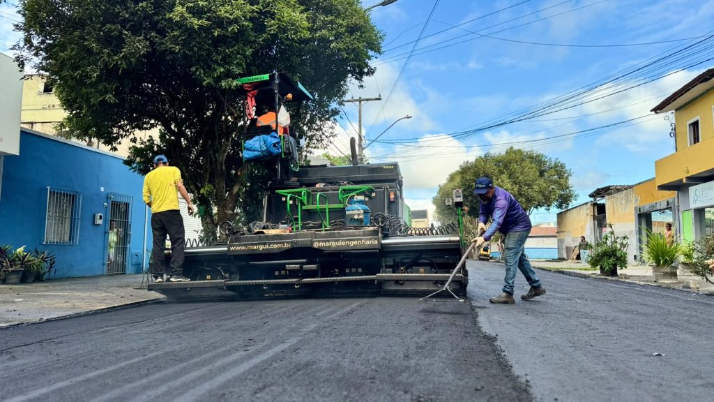 Avenida Rui Barbosa começa a receber asfalto no Centro de Eunápolis
