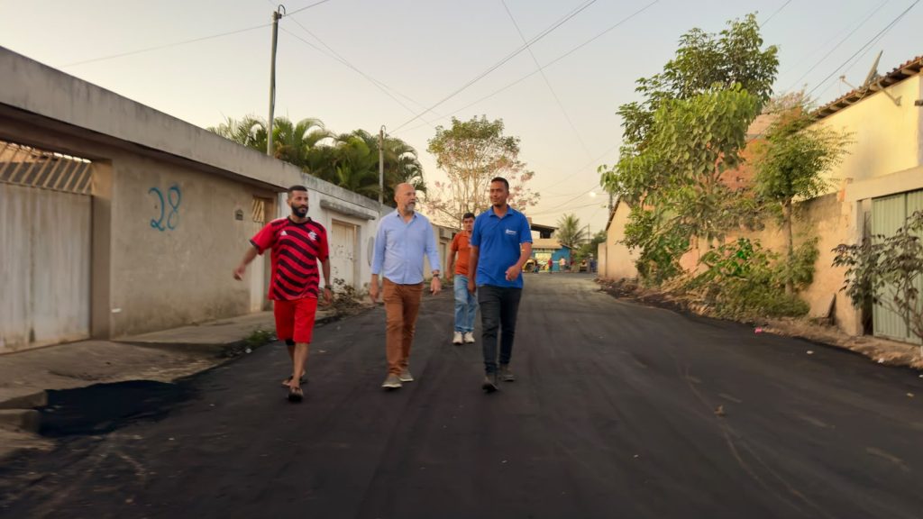 Moradores e comerciantes comemoram a chegada do asfalto no Nova Eunápolis; Prefeitura mantém ritmo acelerado nas pavimentações
